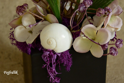Fialové tulipány v keramické kostce.. — foto 3