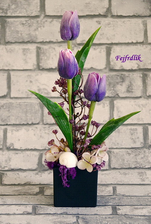 Fialové tulipány v keramické kostce.. — foto 2