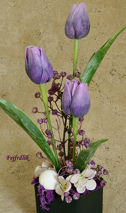 Fialové tulipány v keramické kostce.. — foto 4