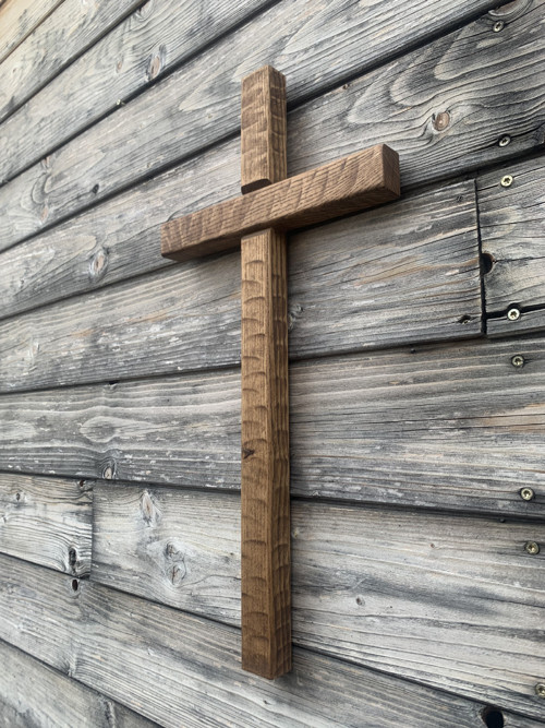 Kříž 50 cm s vrypy v barvě Ořech — foto 3