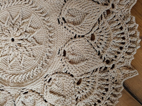 Reliéfní háčkovaný koberec macramé — foto 5