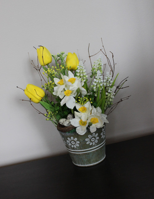Plechový obal s tulipány a narciskami — foto 2