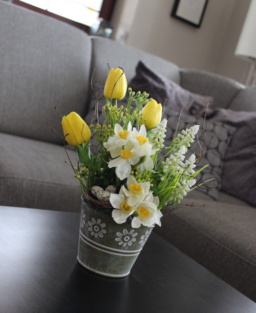 Plechový obal s tulipány a narciskami — foto 3