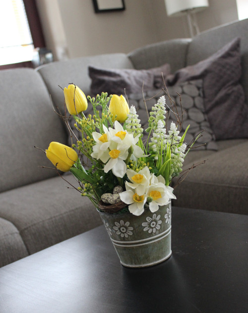 Plechový obal s tulipány a narciskami — foto 5