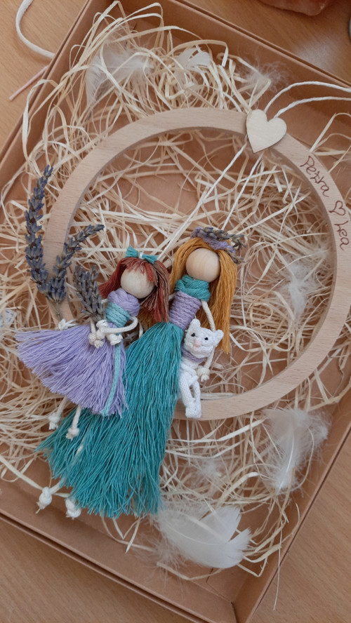 Dekorace macramé rodina 3 s pejskem — foto 3