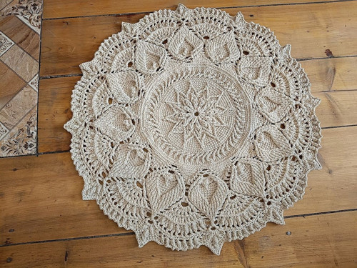 Reliéfní háčkovaný koberec macramé — foto 3