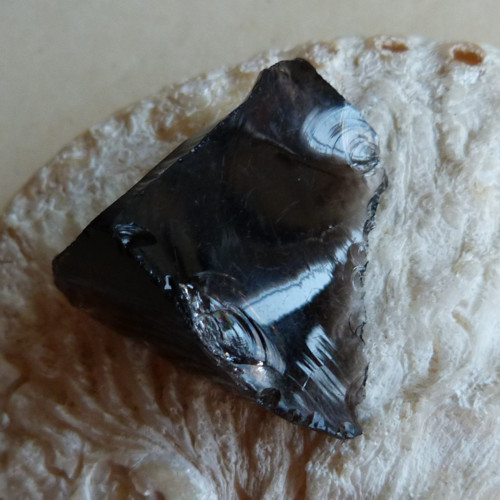 Obsidián kouřový surový - 4 cm — foto 6