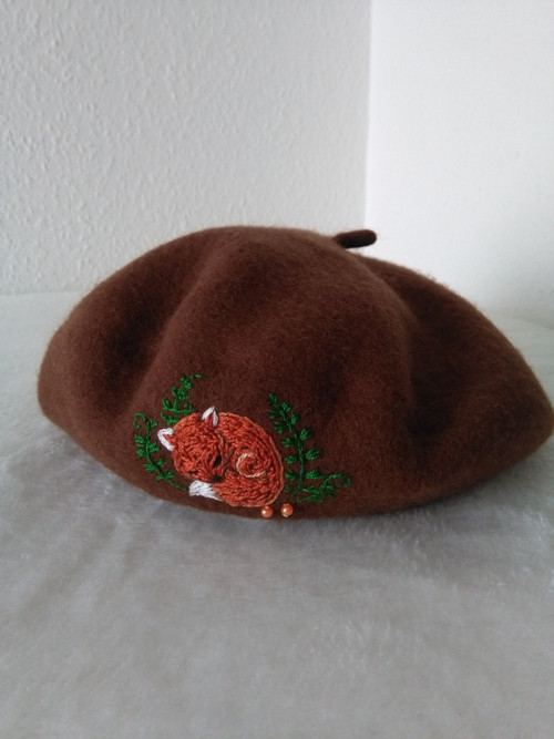S líštičkou (ručně vyšívaný baret) — foto 2