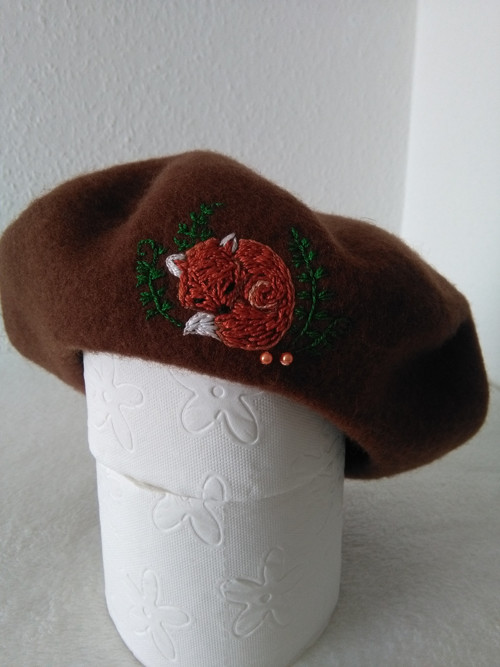 S líštičkou (ručně vyšívaný baret) — foto 3