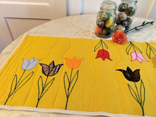 Velikonoční běhoun s tulipány — foto 5