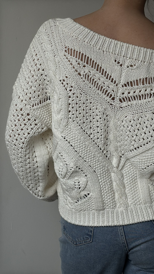 Bílý oversize svetr se složitým vzorem — foto 2