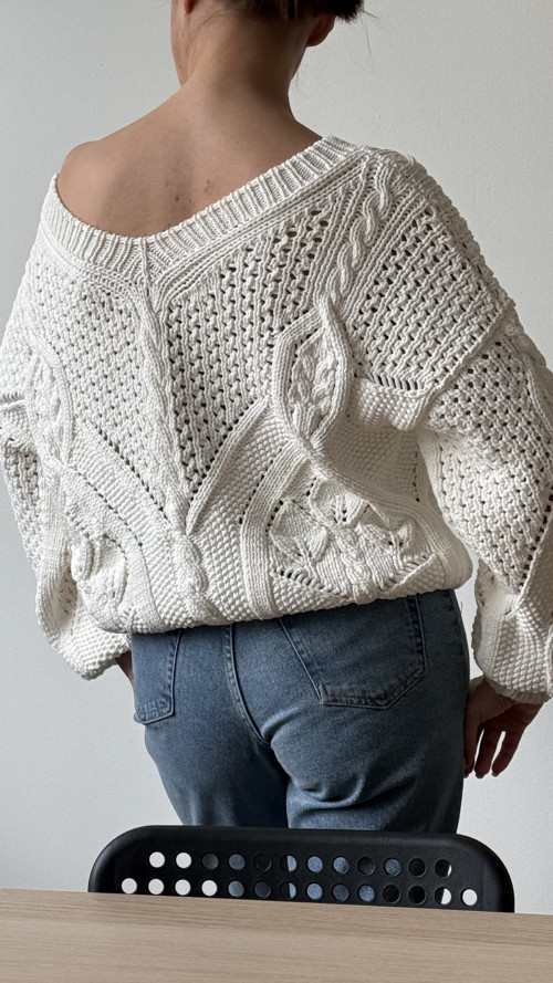 Bílý oversize svetr se složitým vzorem — foto 3