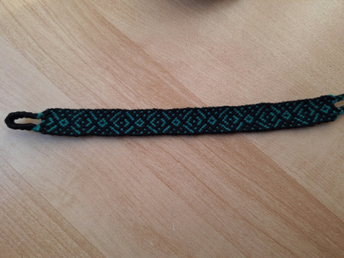 Macramé náramek černý se zeleným vzorem — foto 2