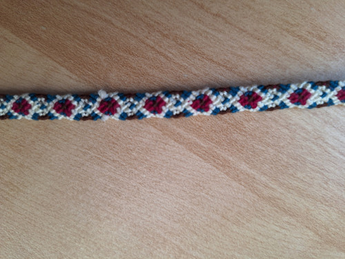 Macramé úzký náramek bílá s vínovou — foto 2