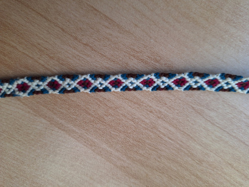 Macramé úzký náramek bílá s vínovou — foto 3