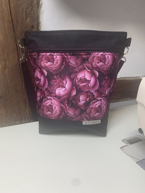 Pivoňky s černou - crossbody taška — foto 5
