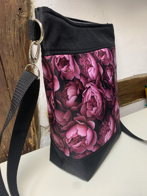 Pivoňky s černou - crossbody taška — foto 4