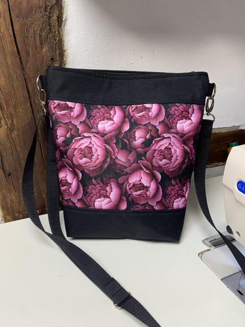 Pivoňky s černou - crossbody taška — foto 2
