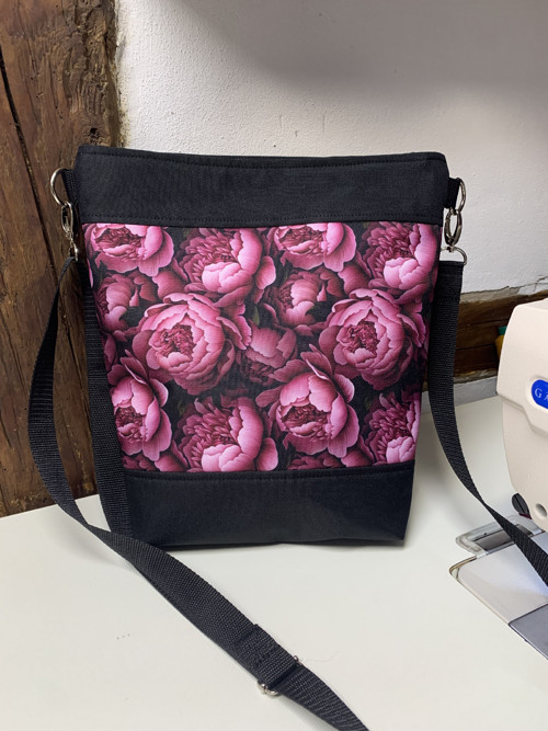 Pivoňky s černou - crossbody taška — foto 3