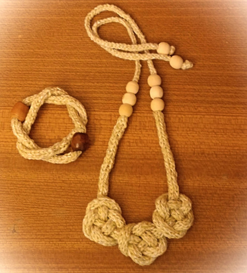 Náhrdelník - dutinkový - MACRAMÉ - velký květ — foto 2