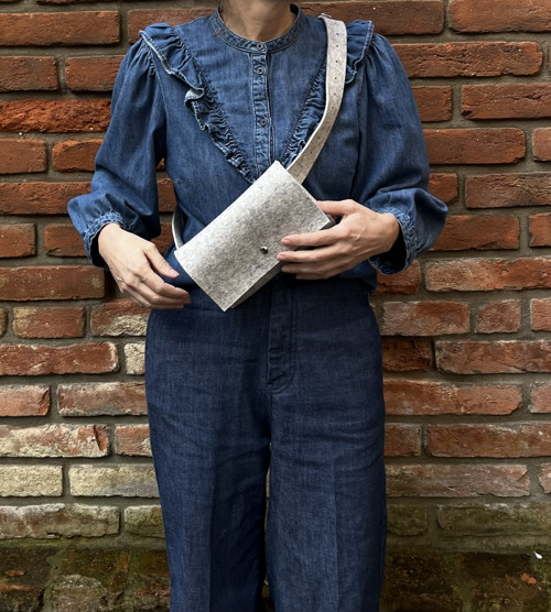 Plstěná ledvinka šedý melír — foto 2