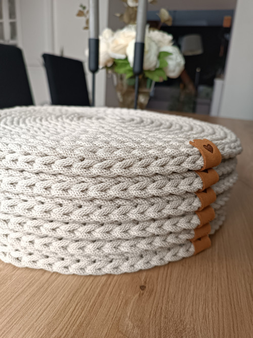 Háčkované prostírání - béžové průměr 36 cm — foto 3