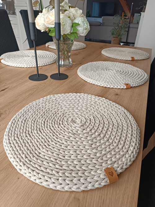 Háčkované prostírání - béžové průměr 36 cm — foto 2
