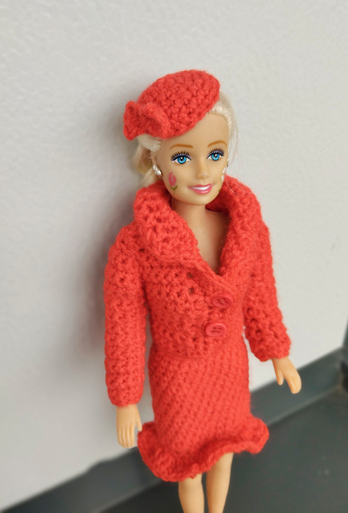 Cervený kostým pro Barbie — foto 3