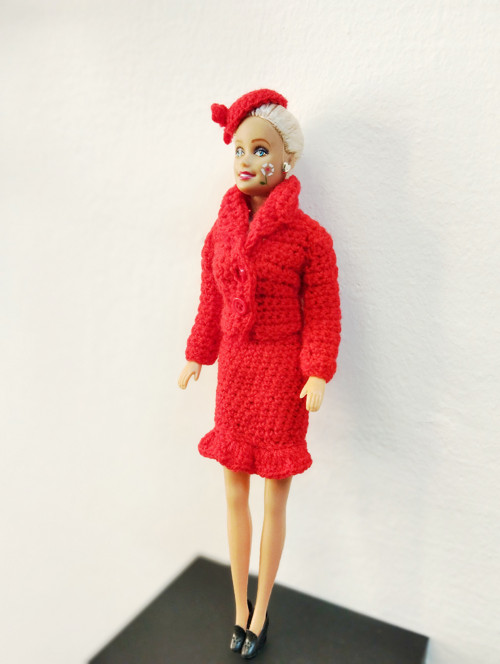 Cervený kostým pro Barbie — foto 4