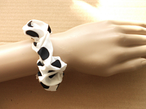Gumička scrunchie do vlasů, s puntíky — foto 2