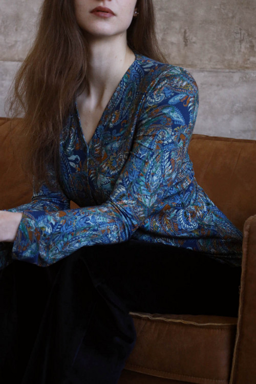 Modrá halenka s indickým vzorem — foto 3