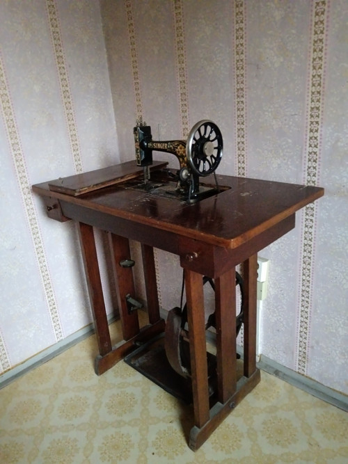 Starý šicí stroj SINGER — foto 2