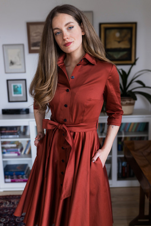 Košilové šaty SARA, cihlová barva — foto 4