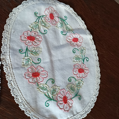 Dvě vyšívané dečky — foto 2