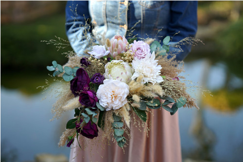Svatební kytice v boho stylu ve fialové — foto 2