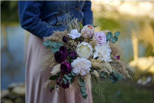 Svatební kytice v boho stylu ve fialové — foto 3