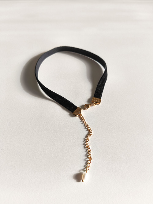 Černý sametový choker náhrdelník — foto 4