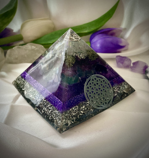 Fialová orgonitová pyramida — foto 3