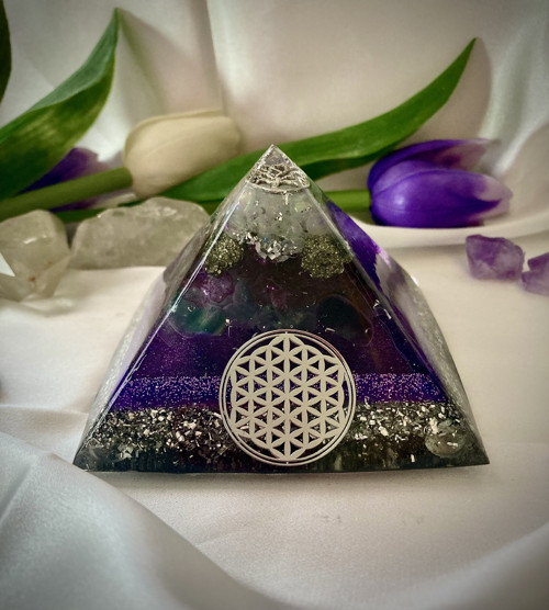 Fialová orgonitová pyramida — foto 2