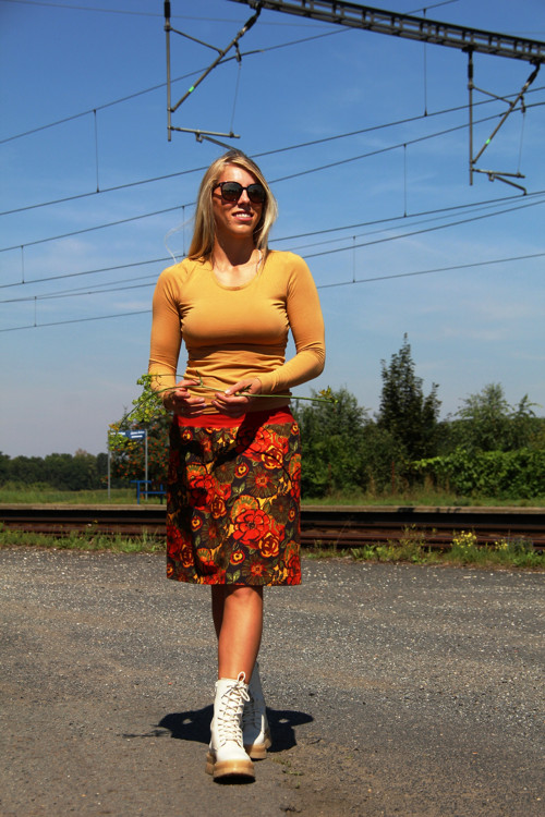 Pružná áčková sukně z teplákoviny — foto 4