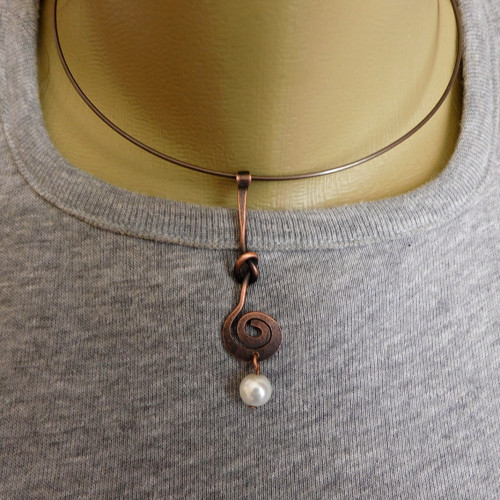Náhrdelník - měděný s bílou perlou — foto 2