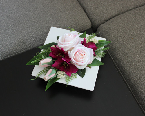Ikebana s růžemi a alstromeriemi — foto 3