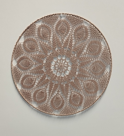 Ručně háčkovaná béžová mandala — foto 2