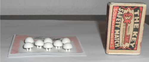 8x plastové KNOFLÍKY — foto 2