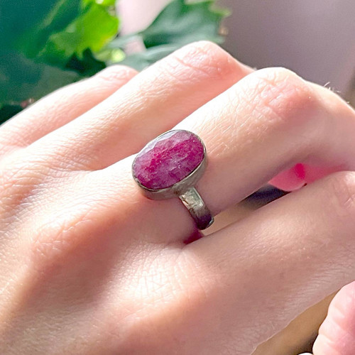 Postříbřený elegantní prsten s rubínem E049 — foto 5