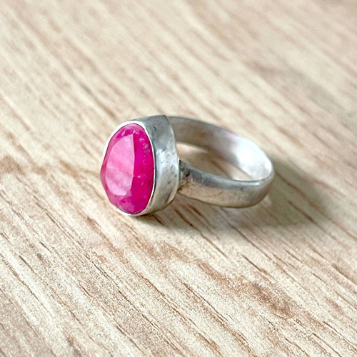 Postříbřený elegantní prsten s rubínem E049 — foto 2