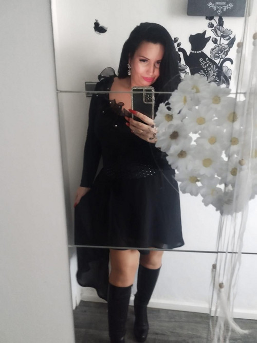 Halenka s volánem a s perličkami. — foto 2