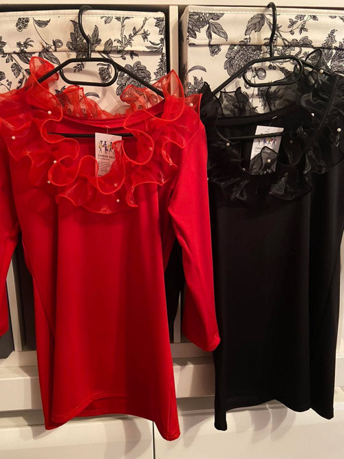 Halenka s volánem a s perličkami. — foto 5