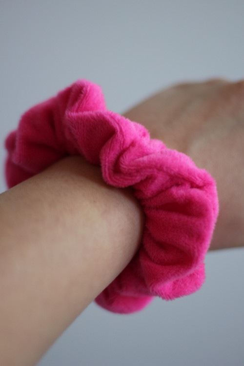 Plyšová gumička do vlasů - scrunchie — foto 4