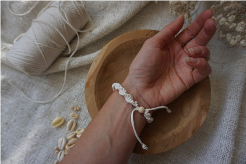 Macramé náramek Cowrie (B) — foto 2